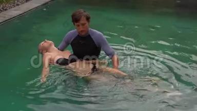 一个年轻人在游泳池里为一个女人做日式<strong>泡汤</strong>按摩