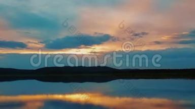 绚丽多彩的日落时光。 乌云密布的天空在湖面上移动。