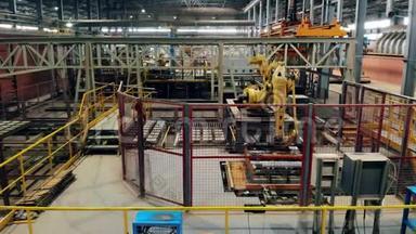 机器人工业综合体，机器人机械手在现代工厂崇拜。 时光流逝。