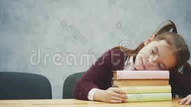 一个小女<strong>学生</strong>拿着<strong>很多</strong>书睡在桌子上。 许多家庭<strong>作业</strong>或考试对年轻人来说压力很大