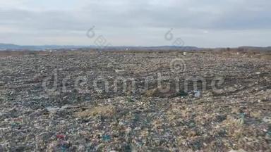 巨大废弃垃圾场的鸟瞰图.. 填埋处置场地.. 生活和生产的废物。 环境