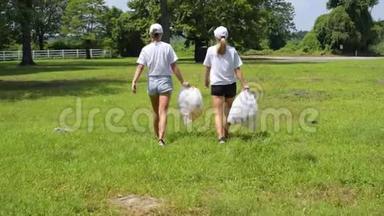 志愿者<strong>清理</strong>园区<strong>垃圾</strong>.. 人们拿着装满<strong>垃圾</strong>的塑料袋，环境污染