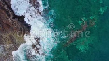 无人的海岸的俯视图。 特内里费岛的岩石海岸。 空中无人机的海浪到达海岸的镜头