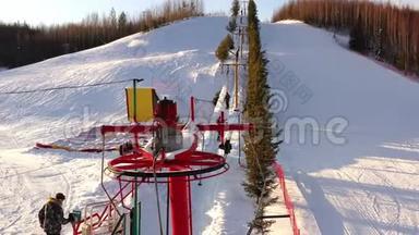 在山坡上举椅，在冬天的一天在山坡上举滑雪。
