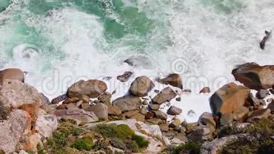 波涛汹涌的海浪拍打着查普曼`开普敦山顶西部陡峭的<strong>山崖</strong>