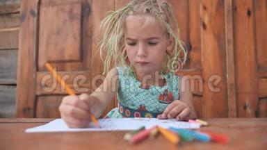 小六岁的女孩用彩色铅笔画画..