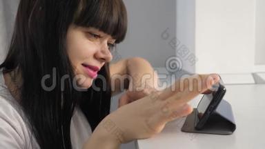 女孩在智能手机上浏览在线生活方式页面。 在数码购物中看网上购物的女孩