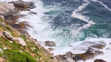 波涛汹涌的海浪拍打着查普曼`开普敦山顶西部陡峭的山崖