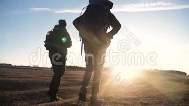 两名游客带着<strong>双肩背包</strong>，在夕阳的照耀下，慢步走着走着。生活方式