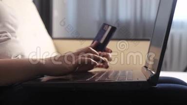 女孩制作生活方式网上销售购物概念与数字平板电脑。 黑发女人躺在沙发上看网上商店