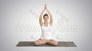 放松的女人在瑜伽的位置，把手<strong>放在一起</strong>，冥想梯度背景。