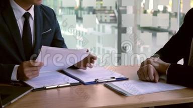 4k视频求职者面试两位商务人士在办公室与商务会议握手，结束交易