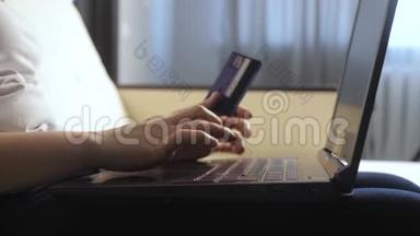 女孩的生活方式使<strong>网上销售</strong>购物概念与数字平板电脑。 黑发女人躺在沙发上看<strong>网上</strong>商店