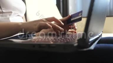 女孩制作生活方式网上销售购物概念与笔记本电脑数字平板电脑。 黑发女人躺在沙发上看着商店