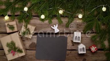 在粗糙风化木板及圣诞框架上的黑色白纸