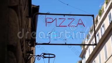 意大利罗马设有霓虹灯招牌`披萨和<strong>冰淇淋</strong>`的<strong>冰淇淋</strong>店