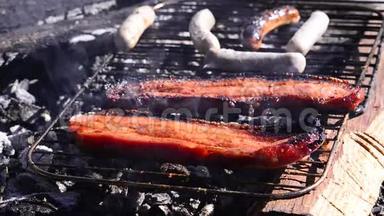 烤肉配猪肉肚和香肠.
