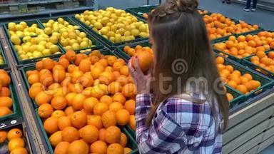 超市。 水果部的女孩摘橘子。 4K慢慢