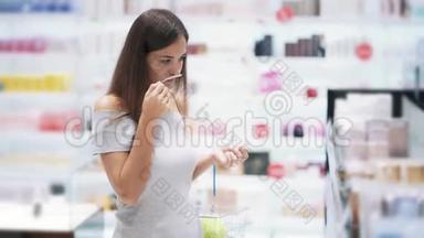 女孩在<strong>化妆品店</strong>选择香水，闻一闻，放进篮子，慢动作