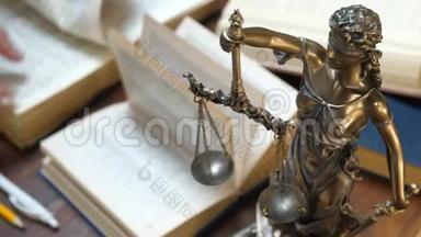律师在审判室或办公室内使用纸张和法律书籍