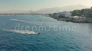 巴勒莫，意大利西西里-2019年8月：海上摩托艇和游艇。 海上<strong>奢华</strong>放松的概念.. 空中飞行