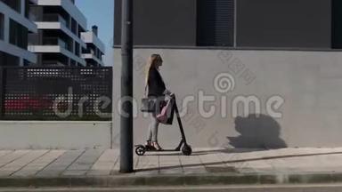 女人骑着电动滑板车回家