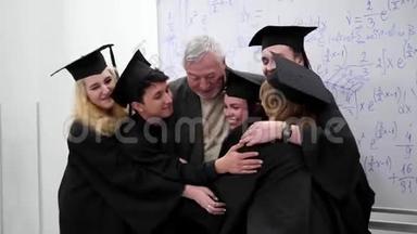 毕业生与<strong>大学教授</strong>拥抱。