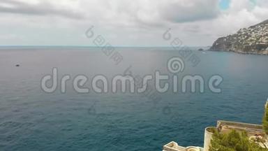 意大利南部海滨的鸟瞰图。 船。 令人难以置信的山海美景。 旅游和旅游。 夏季d