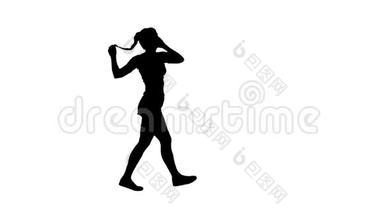 有着<strong>黑色头发</strong>的拉丁女人在耳机里享受音乐和散步。