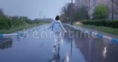 年轻积极的女孩在雨中跑步，跳舞，<strong>玩</strong>得很开心。 坏天气，欢乐，<strong>潮</strong>湿，道路，幸福，短发
