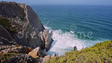 4K观葡萄牙普拉亚格兰德海滩崎岖悬崖。 大西洋白色海浪冲击着岩石峭壁