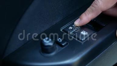关闭司机手按按钮开关电动开门在车上。 技术和运输理念..