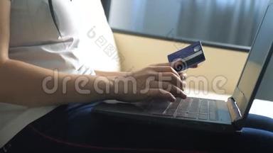 女孩用笔记本电脑数字平板电脑制作网上销售购物概念。 黑发女人躺在生活沙发上看着商店