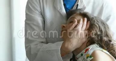 家庭医生抱着一个小女孩