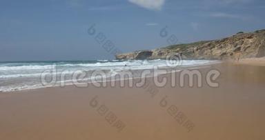 阿尔加维葡萄牙<strong>西部</strong>海岸线上的蒙特克莱里戈海滩景观。 前往Aljezur附近的普拉亚蒙特克莱里戈海滩，