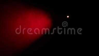 烟雾机烟雾中的聚光灯发出的红光
