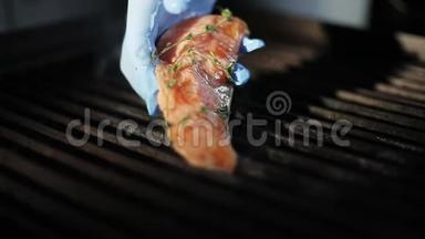 厨师们手里拿着一块新鲜的红鱼牛腩放在电烤架上。 烟雾正在上升。