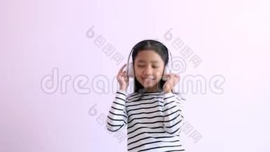 视频慢镜头，小女孩有节奏地听音乐和摇滚
