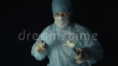 外科医生在手术前向病人倾斜，第一人称视图。 带手术刀的医生，外科医生或外科医生