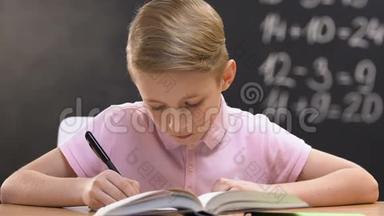 学生书写测试作业，学校课程，黑板上的数学方程式