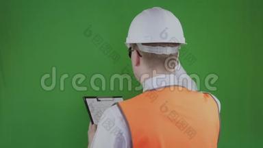 生成器将数据写入剪贴板。 铬化。 穿白色头盔和橙色反光<strong>背心</strong>或<strong>背心</strong>的工程师