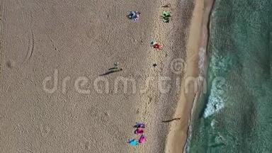 空中无人机视频法拉萨纳海滩，水晶水，金色的沙子，无尽的沙绿色海滩法拉萨纳在克里特岛，