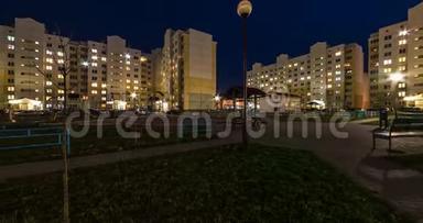 城市发展住宅小区多层建筑面积窗户照明。 循环之夜全景