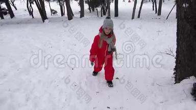 雪中的孩子，冬天的小女孩，公园里的孩子