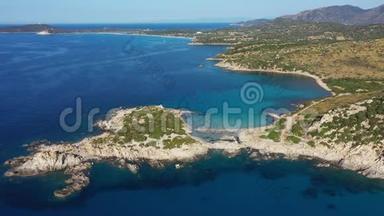 撒丁岛的费用：蓬塔莫伦蒂半岛。 意大利萨丁尼亚，维拉西米乌斯，蓬塔莫伦提斯美丽的海滩景色。 美丽美丽