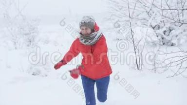 一个女人在雪地里的森林里奔跑，穿过雪地。