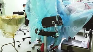 专业外科医生在诊所对鼻子进行困难的手术。