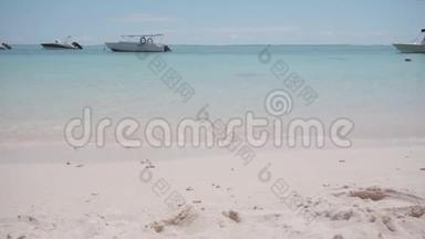放松<strong>热带风光</strong>-美丽的海滩与透明的海洋，船和蓝天毛里求斯