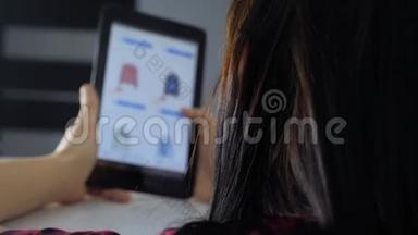 <strong>网上</strong>购物的概念。 坐在<strong>网上</strong>商店看商品的年轻女孩在数字平板电脑上购物。 妇女