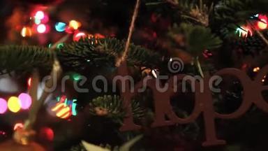 圣诞装饰在圣诞树上用锡纸和照明在闪烁的背景上<strong>签</strong>名